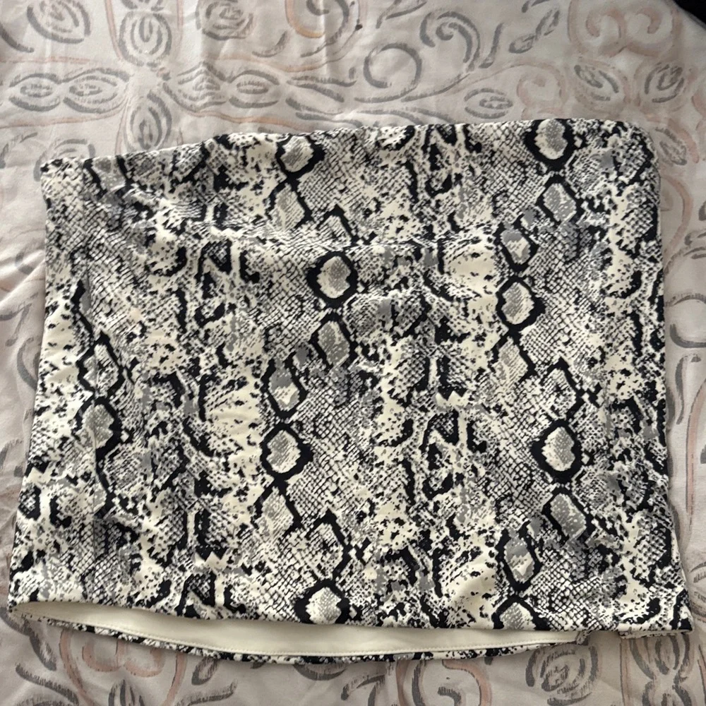 Forever 21 Black and White Reptile Habitat Cover